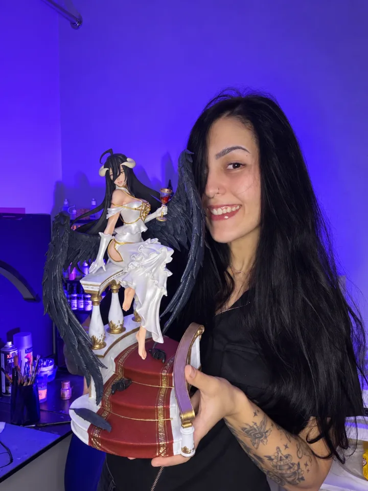A artista da Andy Studio 3D segurando uma estátua da Albedo pintada à mão